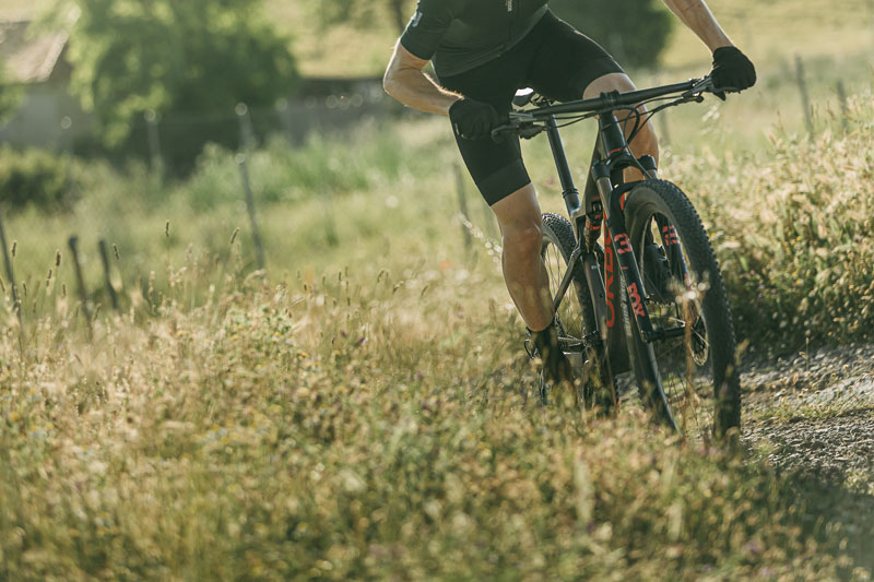4 rutinas de entrenamiento que te ayudarán a darlo todo (y bien) en la bici