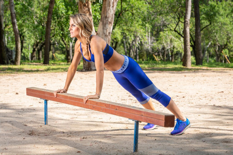 ejercicios para ponerse en forma en un parque: push up inclinado