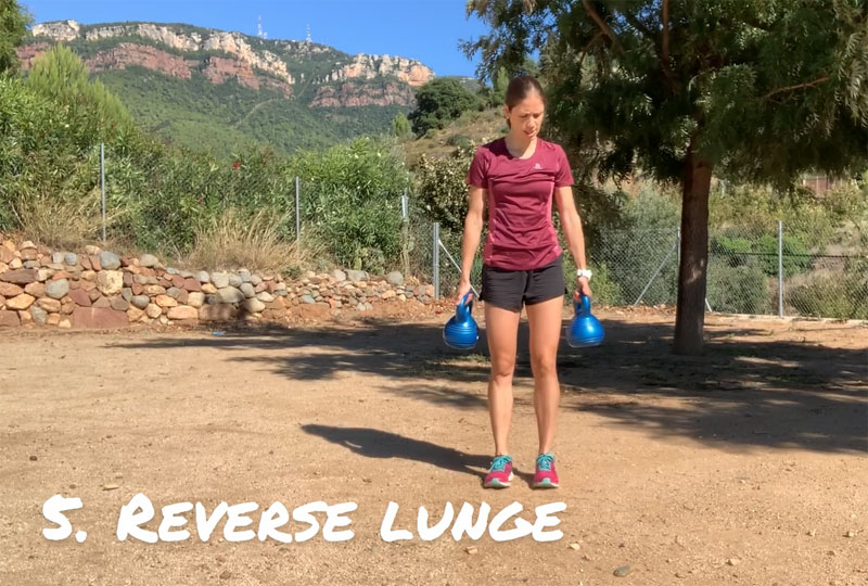 Cómo hacer entrenamientos con Kettlebells para ponerte en forma: reverse lunge