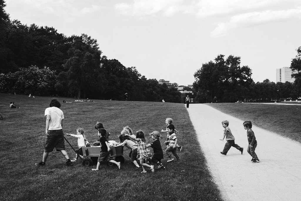Niños corriendo por un parque