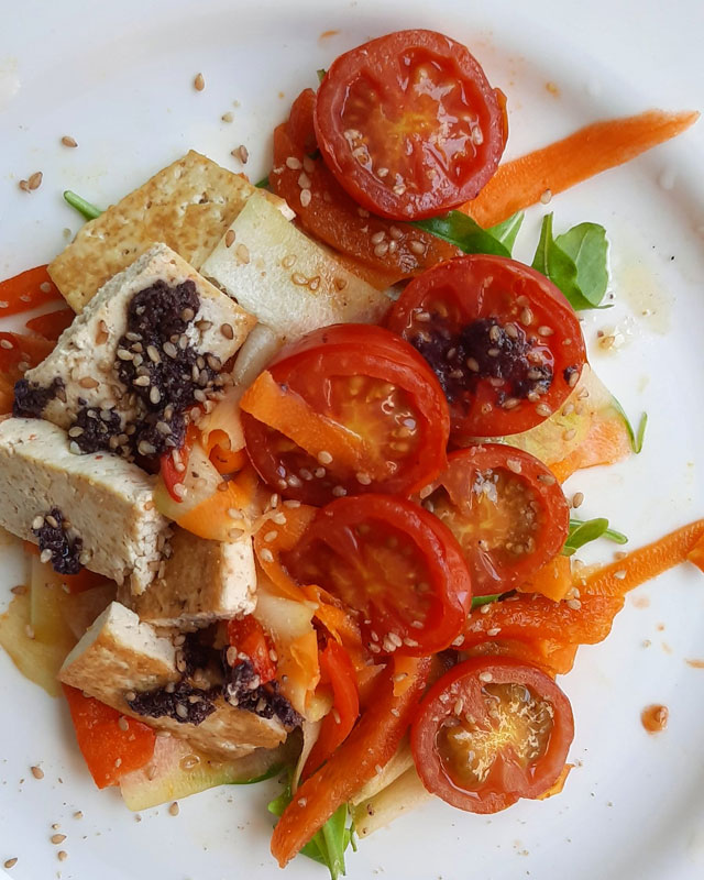 3 recetas de ensaladas (y 1 poke vegano) para runners: ensalada de verduras a la plancha con tofu