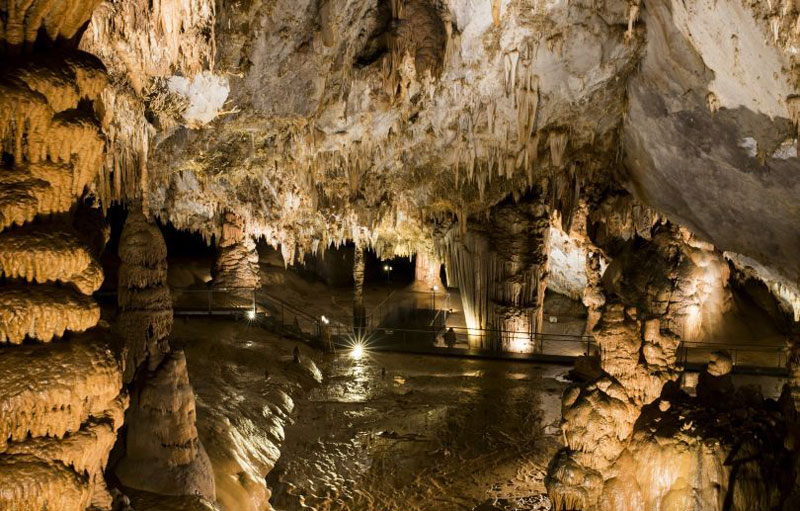 Las 10 mejores cuevas de la Península. Cueva de Pozalagua (Carranza, Bizkaia): 