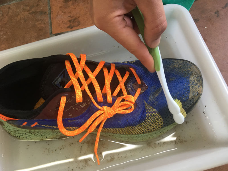 Cómo limpiar tus zapatillas de trail paso a paso: Paso 4